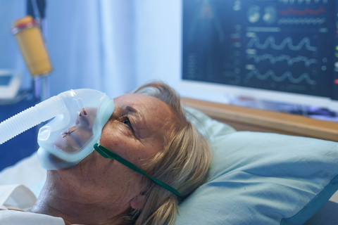 woman in hospital with oxygen mask