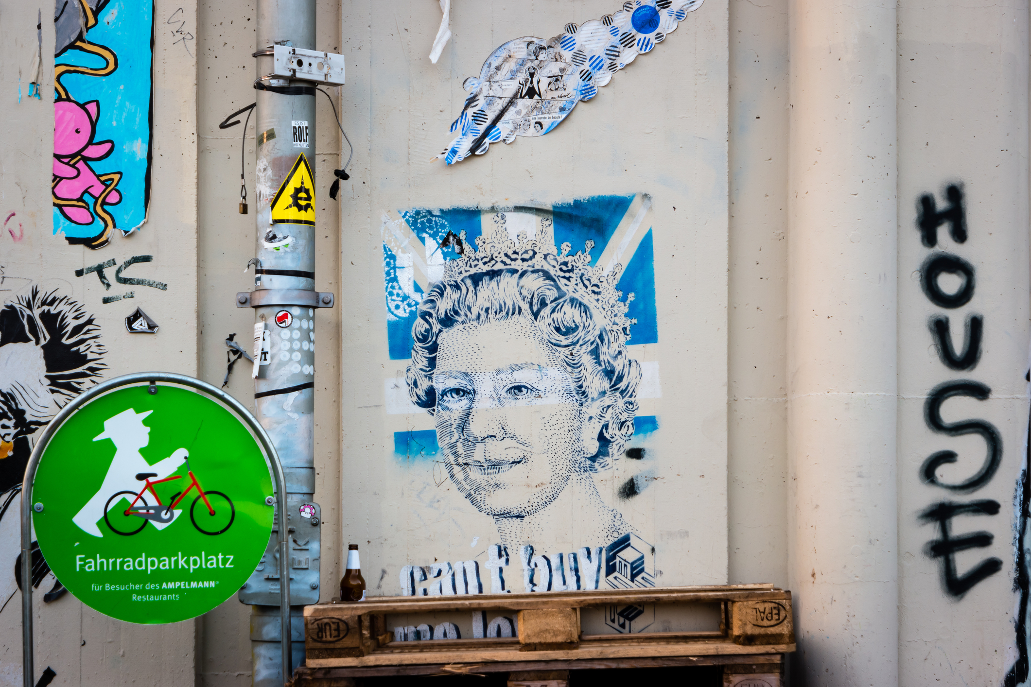 Queen on berlin wall